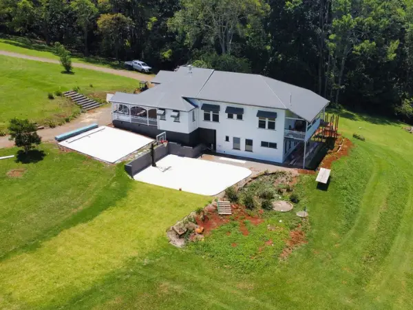 Builder-on-site-sunshine-coast-LRZ-construction-team-working